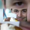 IJsmaker Roberto draait sorbet in de sneeuw