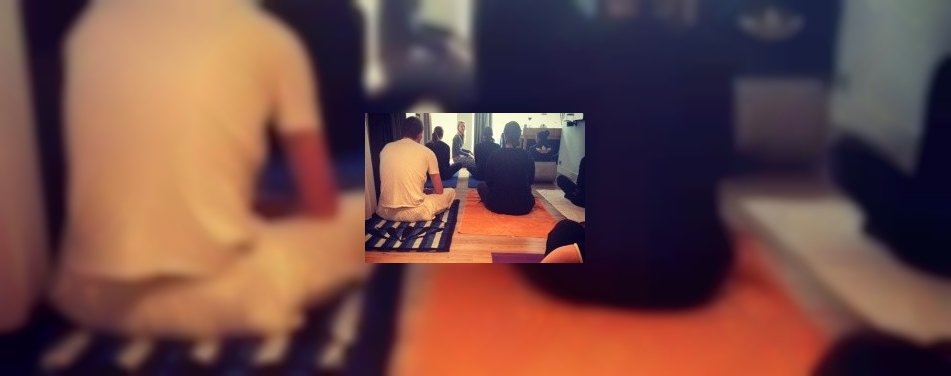 Gasten doen fitness op hotelkamer