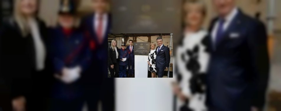 Familie Oostwegel legt eerste steen