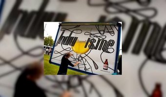 Tapekunstenaar bewerkt billboard Duvel