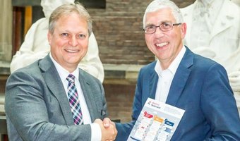 Gastvrij Nederland overhandigt manifest aan VVD