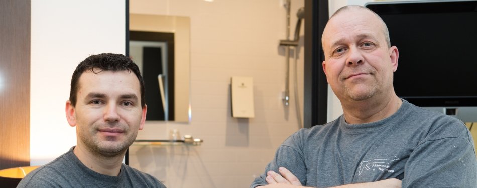 Dit is de man die al 6000 hotelbadkamers heeft gekit