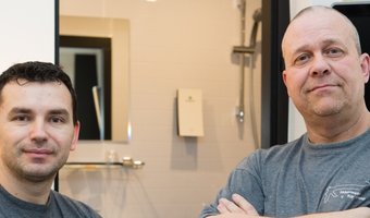 Dit is de man die al 6000 hotelbadkamers heeft gekit