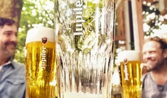 Jupiler lanceert slim bierviltje: glas nooit meer lang leeg!