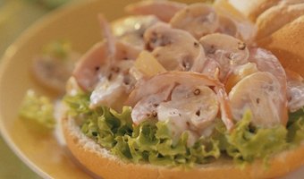 Broodje champignon-ananassalade