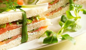 Scandinavische sandwich met lente-ui