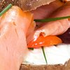 Broodje verse roomkaas met gerookte zalm