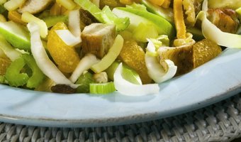 Maaltijdsalade met fruit, kip en kaas