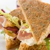 Focaccia met roomkaas Italiano en Serrano Ham