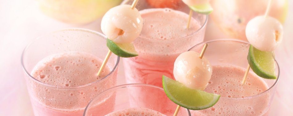 Optimel met verse aardbeien en framboos