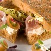 Focaccia met roomkaas en parmaham