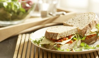 Sandwich met paprikapesto en kaas