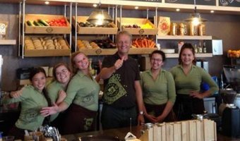 Bagels & Beans Alphen doneert 50.000 theezakje