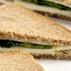 Roggebrood met honing en geitenkaas