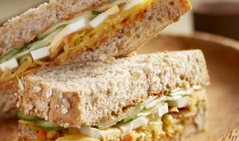 Indische sandwich van vloerbrood