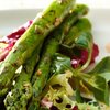 Salade van gegrilde, groene asperges met ei en sla