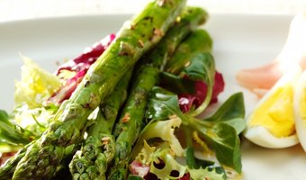 Salade van gegrilde, groene asperges met ei en sla