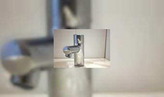 Henk Westbroek kwaad om graffiti in zaak