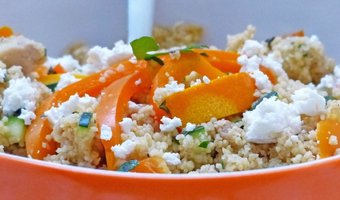Couscoussalade met paprika, kip en sinaasappel 