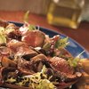 Warme salade met biefstuk en tomaten