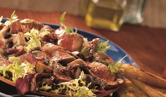 Warme salade met biefstuk en tomaten