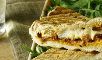 Panini geitenkaas en tomaat