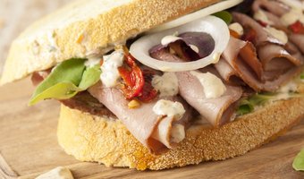 Maïsbrood sandwich met roast beef en chimichurri crème