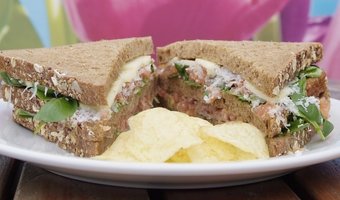 Sandwich gerookte zalm met geitenkaas en appel