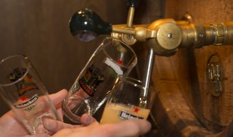 Heksenjacht op horecabazen: Straf ook drinkende jongeren