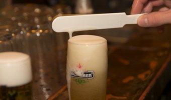 Dronken jongen geweigerd bij café en later bekeurd door politie