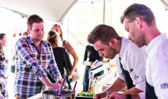 Topchefs vertonen kookkunsten tijdens Tafel op Zuid in Rotterdam