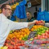 Chef-kok Hilton The Hague doet inkopen op De Haagse Markt