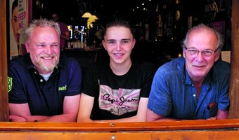 De CaféKrant: Familiecafé, slim tappen en water verkopen