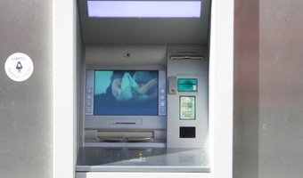 Ervaren reiziger betaalt drie keer zo vaak met betaalpas