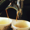 Gestreste Nederlander flink aan de koffie