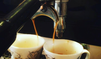 Gestreste Nederlander flink aan de koffie
