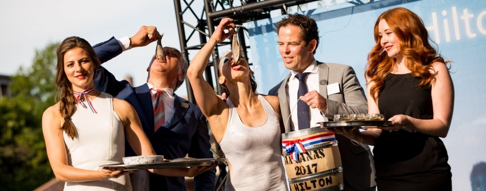 Zilveren vangst smaakt prima op 25e Hilton Haringparty
