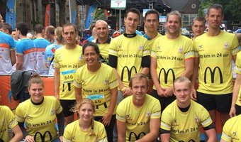 Medewerkers McDonald's rennen voor een goed doel
