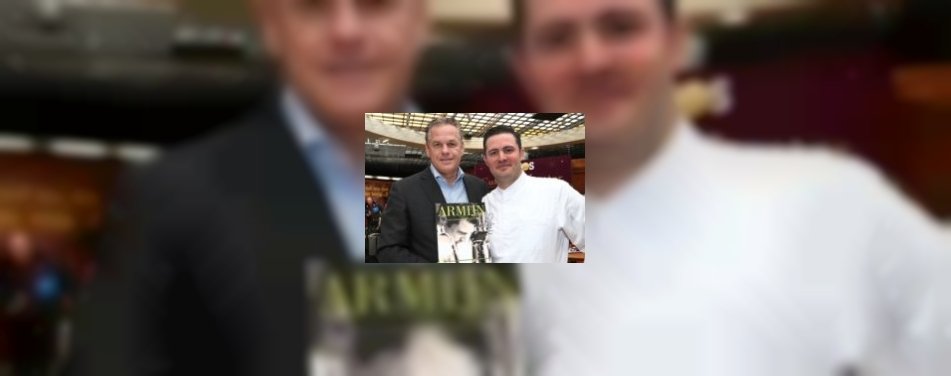Armijn van Nierop geeft eerste boek aan Gerrit Greveling