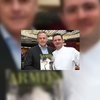 Armijn van Nierop geeft eerste boek aan Gerrit Greveling