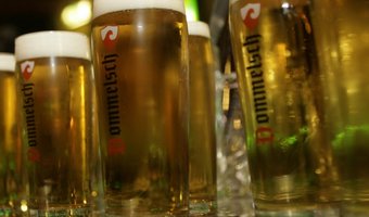 Video: een bad gevuld met bier!