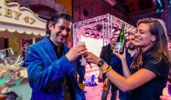 Tess Posthumus en Timo janse openen cocktailbar