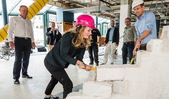 Wethouder sloopt laatste stuk muur in Figi