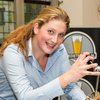 Barvrouw Renate Feenstra tapt het beste biertje in de Regio Groningen