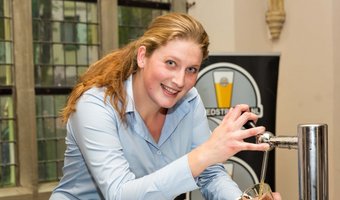 Barvrouw Renate Feenstra tapt het beste biertje in de Regio Groningen
