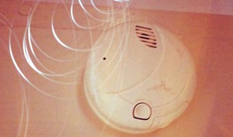 Video: Geheime camera's ontdekt in Airbnb-property