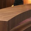 Vrouw neemt paarden mee het hotel in
