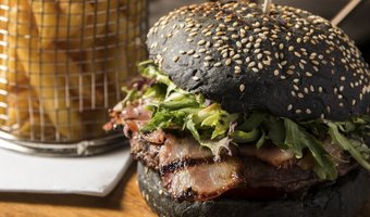 Uber Eats voorspelt foodtrends voor 2018: houtskool en black-food