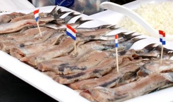 Eerste vaatje Hollandse Nieuwe levert 78.000 euro op