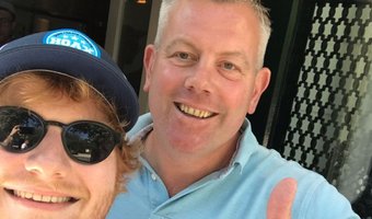 Ed Sheeran bezoekt restaurant per fiets